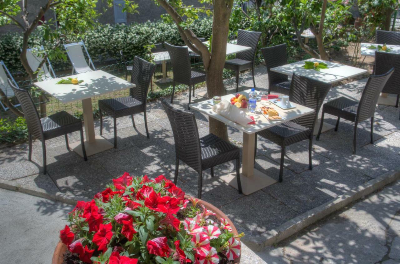 Rione San Carlo Hotell Finale Ligure Exteriör bild